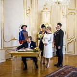 Bei ihrem Besuch im Präsidentenpalast trägt sich König Willem-Alexander ins Gästebuch ein.