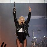 Auf ihrer sechsten Welttournee präsentiert Lady Gaga einen rockigen Look in Schwarz. Doch damit nicht genug – an wechselnd schrillen Outfits hat sie auch bei ihrem Auftritt in London nicht gespart. 