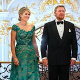 Für das Staatsdinner in der Reduta, dem Sitz der Slowakischen Philharmonie in Bratislava, hat sich Königin Máxima, derzeit mit König Wilem-Alexander auf Besuch in der Slowakei, eine glamouröse Spitzenrobe in Türkisgrün ausgesucht. Und der royale Look von Jan Taminiau ist nicht neu, sie trug ihn bereits 2017 in Portugal und 2019 in Irland. 