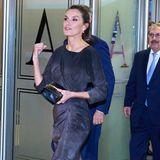 Stilvoll aber dennoch dem Anlass Respekt zollend, zeigt sich Königin Letizia beim Konzert "In Memoriam" zu Ehren der Opfer des Terrorismus in Madrid. Ihr langes Silk-Dress des Labels Cortana überzeugt nicht nur durch die graue Farbe, sondern auch durch die Raffung und den Beinschlitz, welcher durch die schwarzen High Heels von Prada und die Ledertasche von Nina Ricci eine raffinierte Eleganz erhält. 