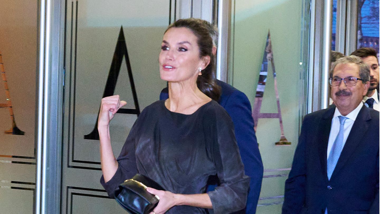 Royale Fashion-Looks: Ihr graues Silk-Dress verfügt über ein besonderes Detail