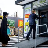 Dann heißt es für das niederländische Königspaar weg mit dem Leergut. Beim Besuch einer Filiale der Supermarktkette BILLA in Bratislava werden Máxima und Willem-Alexander mit Tüten voller leerer Flaschen und Dosen ausgestattet und dürfen die PET-Sammelstelle selbst testen.