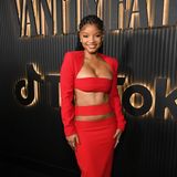 Bei der Vanity Fair Party "A Night For Young Hollywood" darf auch Halle Bailey nicht fehlen. Die Schauspielerin strahlt in einem roten Cut-Out-Dress von Mônot.