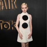 In einem süßen Retro-Look erscheint Julia Garner auf der Vanity Fair Party. Ihr Outfit von courrèges wurde erst vor wenigen Tagen auf der Pariser Fashion Week präsentiert.
