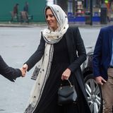 Die schweren Erdbeben in der Türkei und in Syrien lassen auch Catherine, Princess of Wales nicht unberührt. Gemeinsam mit Prinz William, besucht sie aus diesem Grund das Hayes Muslim Centre in London, bei welchem sie auf Helfer:innen trifft, die Spenden gesammelt haben. In ihrem dunklen Outfit strahlt Kate gewohnt stilvoll, ohne dem wichtigen Anlass die Bühne zu nehmen. Zu ihrem schwarzen Kleid aus Jersey mit plissiertem Rock von Alexander McQueen trägt die Royal den passenden Mantel. Bedeutend: Das Plissekleid trug sie zuletzt nach dem Tod der Queen, um sich mit Trauernden in Sandringham zu treffen. Nun komplettiert ein zarter, bestickter Schleier der pakistanischen Marke Èlan bedacht ihren Look. Und, auch dieser ist ein Repeater, den sie beim Besuch des Landes 2019 trug. 