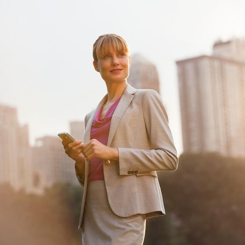 Städte der Millionär:innen: Frau in Businesskleidung in New York beim Central Park