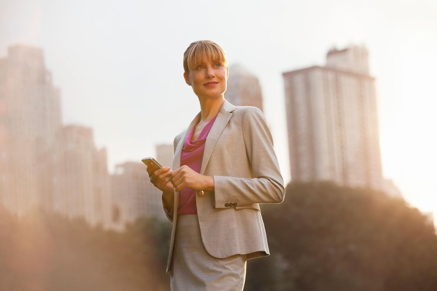 Städte der Millionär:innen: Frau in Businesskleidung in New York beim Central Park