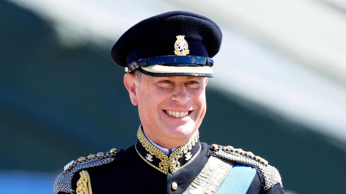 Prinz Edward König Charles verleiht ihm den Titel