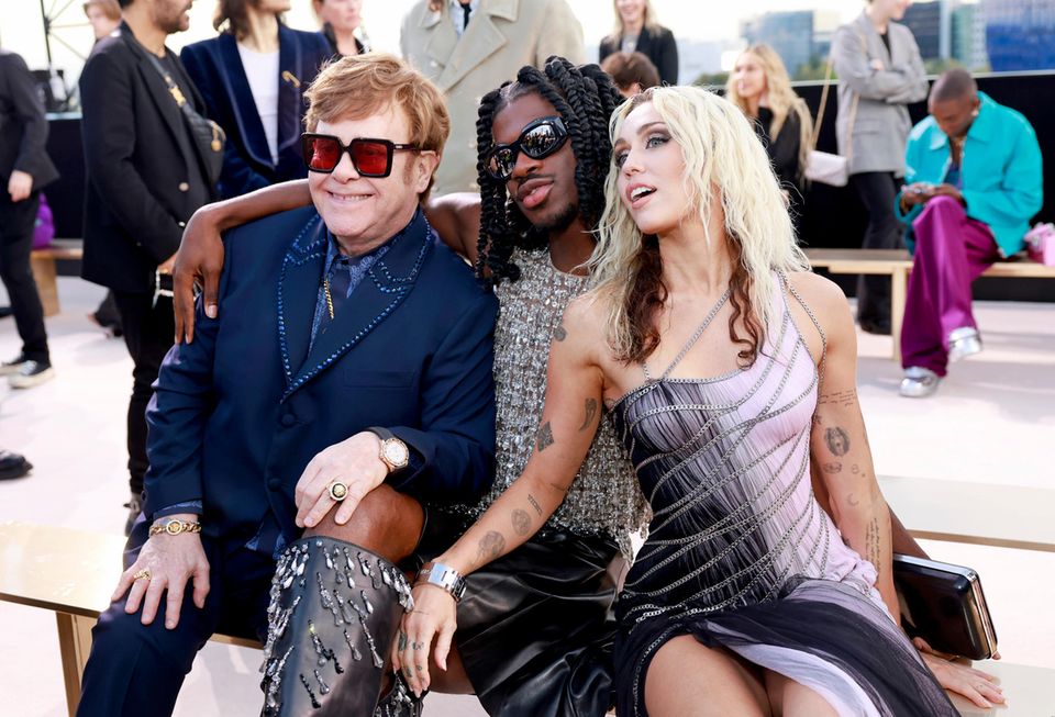 Musik-Ikonen unter sich: Elton John, Lil Nas X und Miley Cyrus kuscheln gemeinsam in der Front Row.