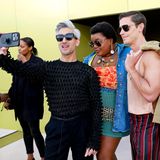 Smile! Die "Queer Eye"-Stars Tan France und Antoni Porowski lassen sich ein Selfie mit Fashion-Profi Gabriella Karefa-Johnson nicht entgehen.