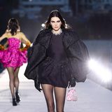 Ebenso ist auch Kendall Jenner als Versace-Model engagiert, sie bezaubert im voluminösem Glamour-Minidress.