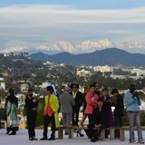 Die Kulisse der Show ist mit den Hollywood Hills und der dahinterliegenden, derzeit verschneiten Bergkette der San Gabriel Mountains an sich schon ein absolutes Highlight.