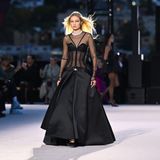 Topmodel Gigi Hadid schwebt als gute Freundin von Star-Designerin Donatella Versace natürlich über den Runway.
