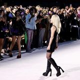 Donatella Versace wird für ihre neue Kollektion vom Publikum frenetisch gefeiert, ganz vorne mit dabei auch Influencerin Leonie Hanne.