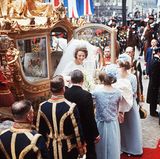 10. März 1966 Schon als Prinzessin Beatrix der Niederlande an ihrem Hochzeitstag aus der goldenen Kutsche steigt, um in der Westerkerk ihren Verlobten, den deutschen Diplomaten Claus von Amsberg zu heiraten, staunen die vielen Amsterdamer Zaungäste über den prachtvollen Brautlook der zukünftigen Königin.