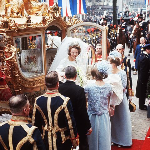 10. März 1966  Schon als Prinzessin Beatrix der Niederlande an ihrem Hochzeitstag aus der goldenen Kutsche steigt, um in der Westerkerk ihren Verlobten, den deutschen Diplomaten Claus von Amsberg zu heiraten, staunen die vielen Amsterdamer Zaungäste über den prachtvollen Brautlook der zukünftigen Königin.