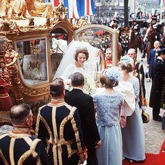 10. März 1966  Schon als Prinzessin Beatrix der Niederlande an ihrem Hochzeitstag aus der goldenen Kutsche steigt, um in der Westerkerk ihren Verlobten, den deutschen Diplomaten Claus von Amsberg zu heiraten, staunen die vielen Amsterdamer Zaungäste über den prachtvollen Brautlook der zukünftigen Königin.