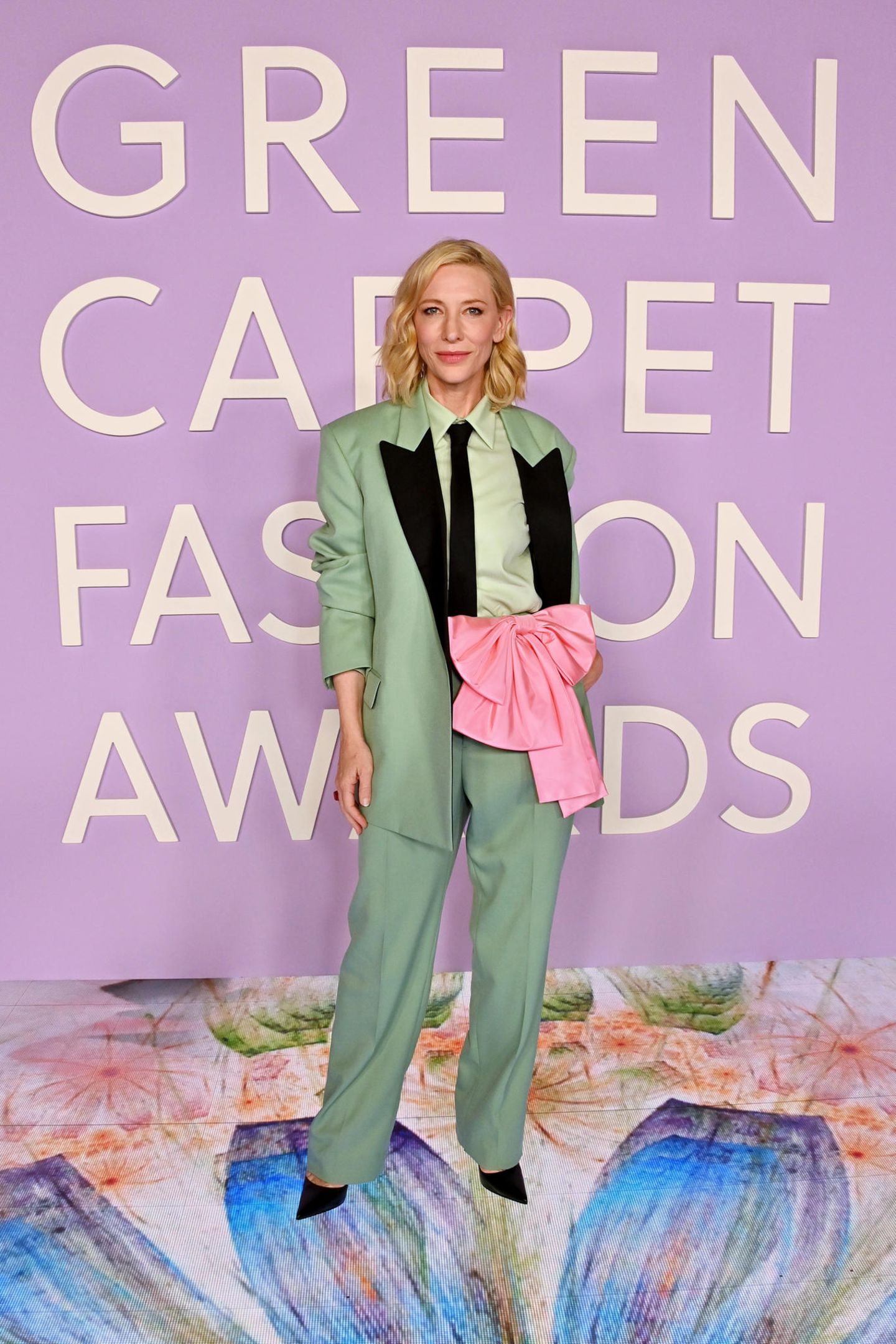 9. März 2023  Bei den "Green Carpet Fashion Awards" werden Persönlichkeiten aus der Mode- und Unterhaltungsbranche gewürdigt, die sich positiv für den kulturellen Wandel einsetzen. In Los Angeles präsentiert sich Cate Blanchett dazu in einem farbenfrohen Look, der sie zum absoluten Hingucker des Abends macht. Besonderes Highlight: Die pinkfarbene Schleife.
