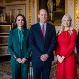 Anfang März besuchte das norwegische Kronprinzenpaar Mette-Marit und Haakon Prinz William und Catherine, Princess of Wales auf Schloss Windsor. Und für das Treffen hat sich Kate einen ganz ähnlichen Look ausgesucht wie Letizia, ihren waldgrünen Anzug kombiniert sie allerdings mit türkisfarbener Schluppenbluse.