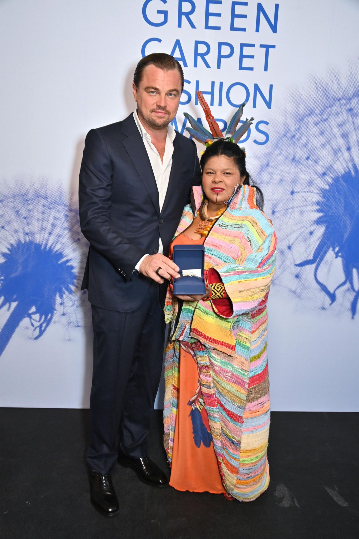 Auch Leonardo DiCaprio nimmt an der Veranstaltung teil und posiert mit Sonia Guajajara, der Ministerin für indigene Völker Brasiliens, im sogenannten "Winner's Room".