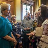 Während der Veranstaltung kommt Herzogin Sophie von Edinburgh mit den Gästen ins Gespräch. 