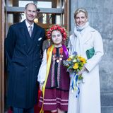 10. März 2023  Am Freitag haben Prinz Edward und Herzogin Sophie ihren ersten Auftritt als neues Herzogspaar von Edinburgh. Hier posieren sie mit dem ukrainischen Blumenmädchen Marianna Melnyk beim Besuch der Zeremonie zum ersten Jahrestag des Ukraine-Krieges in den City Chambers in Edinburgh, Schottland. 