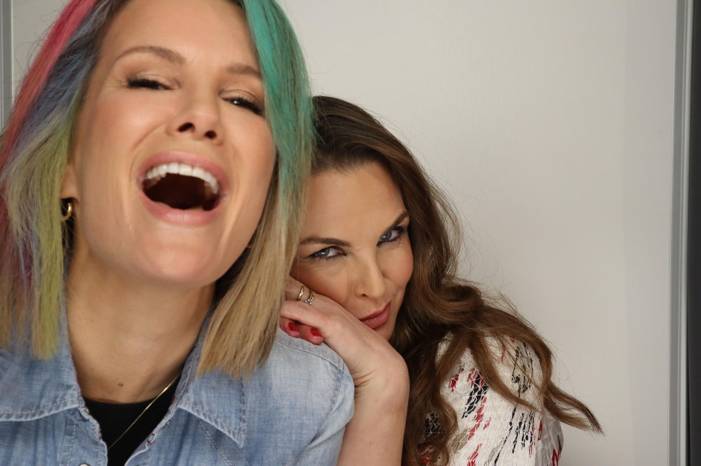 Gala Fotobox: Annika und Monica Ivancan