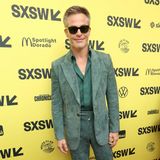 Kettchen sind die neuen Krawatten! Schauspieler Chris Pine beweist bei der Premiere seines Films "Dungeons & Dragons: Honor Among Thieves", dass es für einen coolen Red-Carpet-Look schon lange keine Krawatten oder zugeknöpften Hemden mehr braucht. Zum eleganten Wildlederanzug in Salbei kombiniert der US-Star ein passendes weitaufgeknöpftes Hemd, aus dem ein Goldkettchen hervorblitzt. Nach Jahrzehnten des schlechten Rufs des Goldkettchens erlebt der Männerschmuck ein Comeback. Toll!