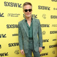 Kettchen sind die neuen Krawatten! Schauspieler Chris Pine beweist bei der Premiere seines Films "Dungeons & Dragons: Honor Among Thieves", dass es für einen coolen Red-Carpet-Look schon lange keine Krawatten oder zugeknöpften Hemden mehr braucht. Zum eleganten Wildlederanzug in Salbei kombiniert der US-Star ein passendes weitaufgeknöpftes Hemd, aus dem ein Goldkettchen hervorblitzt. Nach Jahrzehnten des schlechten Rufs des Goldkettchens erlebt der Männerschmuck ein Comeback. Toll!