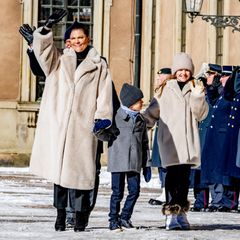 12. März 2023  Heute feiert Prinzessin Victoria ihren Namenstag. An der Seite von Prinz Oscar, Prinzessin Estelle und Prinz Daniel lässt sich die schwedische Kronprinzessin vor den Palastmauern in Stockholm feiern. 