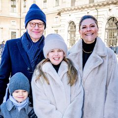 Besonders Prinzessin Estelle scheint heute bestens gelaunt und zeigt den Fotografen ihr größtes Lächeln.
