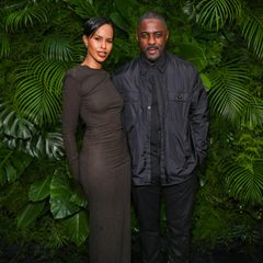 Idris Elba und seine Frau Sabrina haben in den letzten Tagen einen wahren Red-Carpet-Marathon hinter sich, auf der Pre-Oscar-Party von Chanel und Filmproduzent Charles Finch wirken die beiden im brauen Longsleeve-Kleid und stylischer Windbreaker-Jacke jedoch tiefenenrspannt.