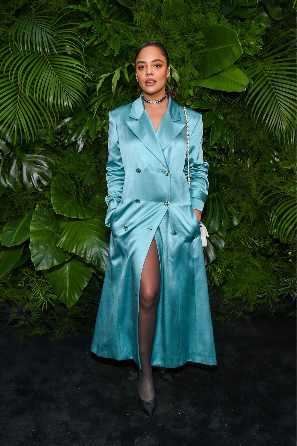 Tessa Thompson hat sich ebenfalls schick gemacht und bezaubert im frühlingshaften Blazer-Dress bei der Pre-Oscar-Party in Los Angeles. Der brillantenbesetzte Choker bricht den klassischen Look der Schauspielerin auf.