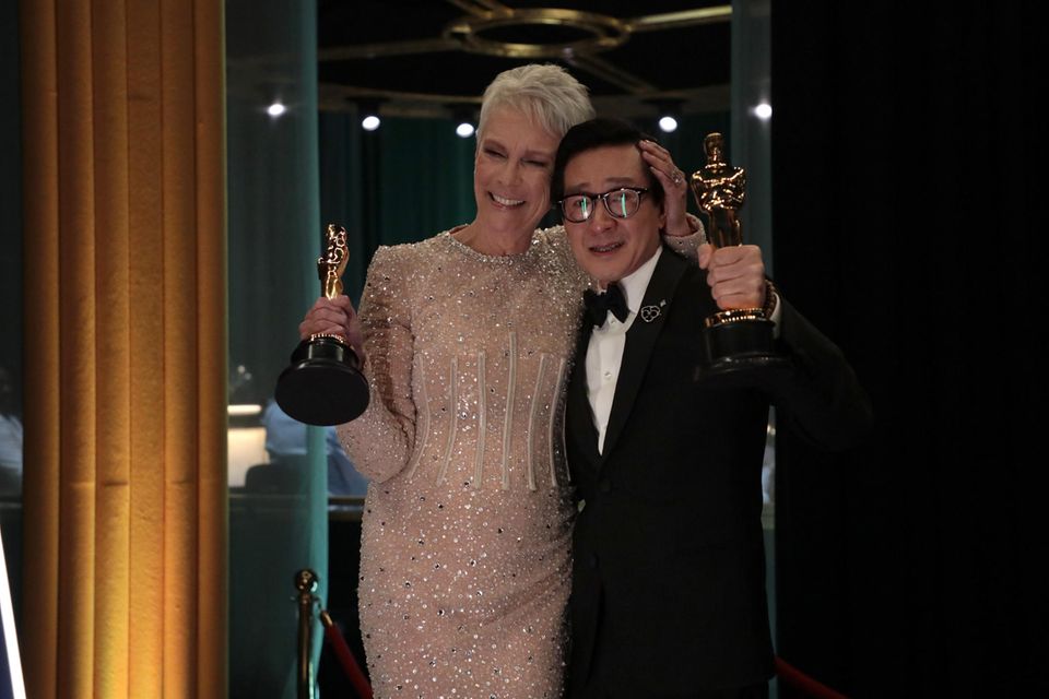Jamie Lee Curtis + Ke Huy Quan NebendarstellerOscars für die CoStars
