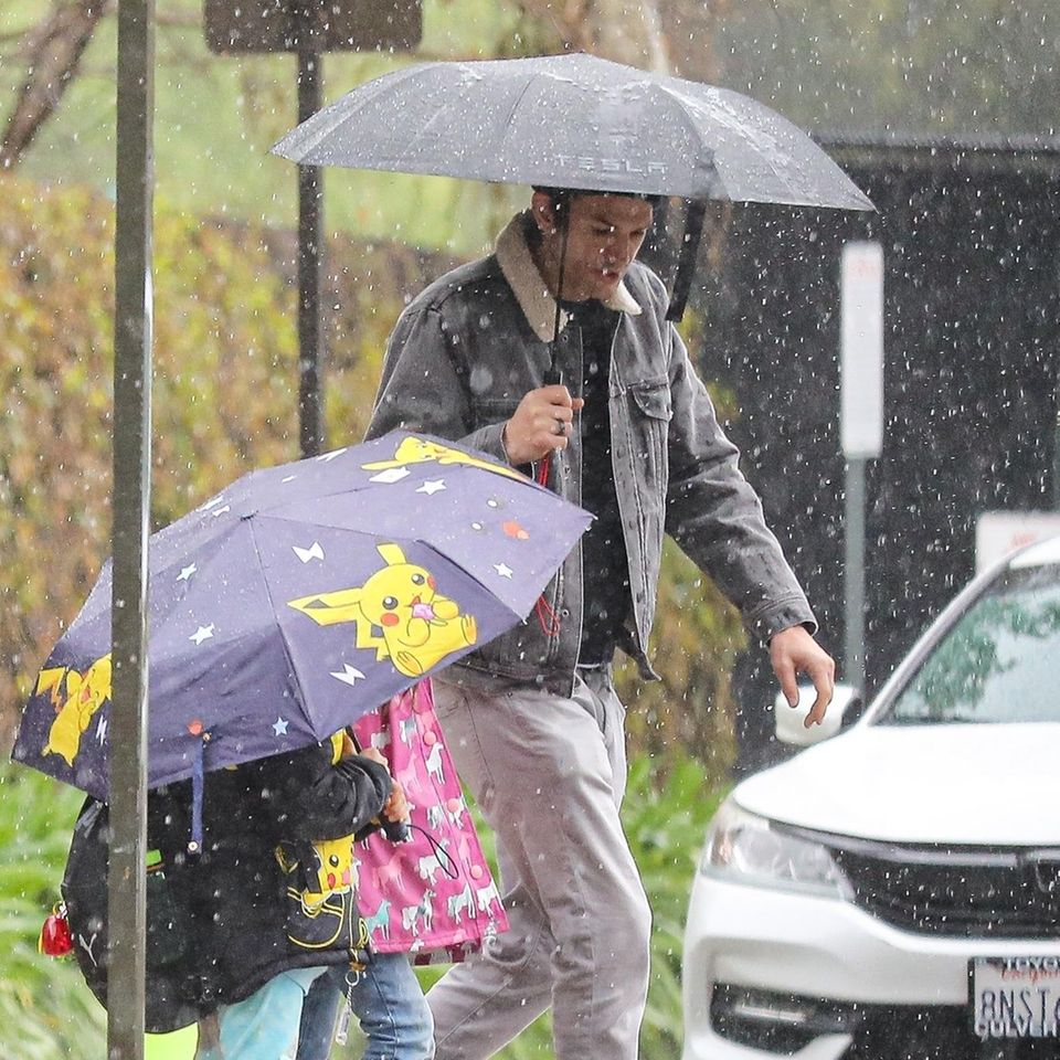 Stars im Regen: Ashton Kutcher mit seinen Kindern