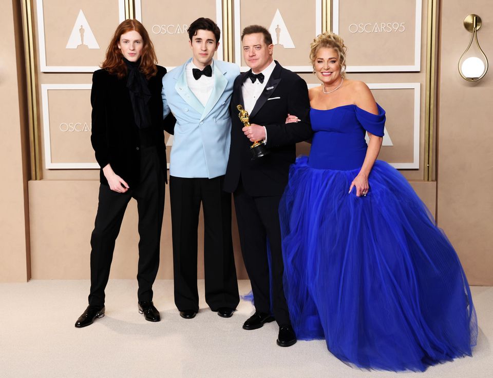 Familien-Style: Brendan Fraser kann seinen frisch gewonnenen Oscar gleich mit seinen Liebsten feiern, denn nicht nur seine Freundin Jeanne Moore ist im royalblauen Abendkleid mit dabei, sondern auch seine Söhne Leland, lässig in Schwarz, und Holden im Retro-Smoking. Brendan Fraser kann seinen frisch gewonnenen Oscar gleich mit seinen Liebsten feiern, denn nicht nur seine Freundin Jeanne Moore ist im royalblauen Abendkleid mit dabei, sondern auch seine Söhne Leland, lässig in Schwarz, und Holden im Retro-Smoking.