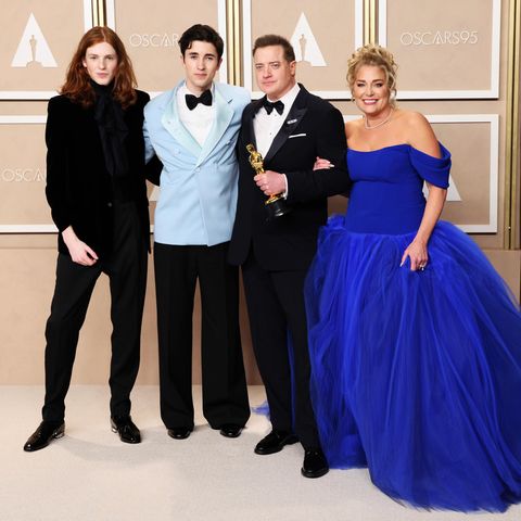 Brendan Fraser kann seinen frisch gewonnenen Oscar gleich mit seinen Liebsten feiern, denn nicht nur seine Freundin Jeanne Moore ist im royalblauen Abendkleid mit dabei, sondern auch seine Söhne Leland, lässig in Schwarz, und Holden im Retro-Smoking.