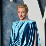 Cate Blanchett überrascht nicht nur mit einem edlen Oscar-Look, sondern auch mit einer politischen Message auf dem roten Teppich der Afterparty. Die Schauspielerin wurde vom Flüchtlingshilfswerk der Vereinten Nationen gebeten, die #WithRefugees-Schleife als Zeichen ihrer Solidarität zu tragen. Neben der Schauspielerin zeigen auch Bill Nighy, Edward Berger und Dolly De Leon ihre Solidarität mit Flüchtlingen. 