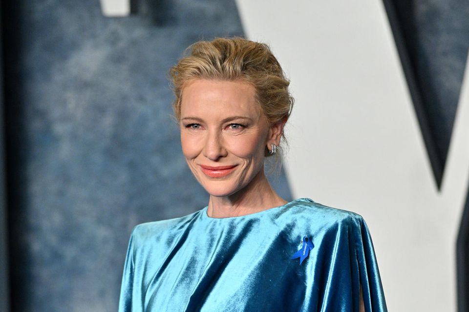 Cate Blanchett überrascht nicht nur mit einem edlen Oscar-Look, sondern auch mit einer politischen Message auf dem roten Teppich der Afterparty. Die Schauspielerin wurde vom Flüchtlingshilfswerk der Vereinten Nationen gebeten, die #WithRefugees-Schleife als Zeichen ihrer Solidarität zu tragen. Neben der Schauspielerin zeigen auch Bill Nighy, Edward Berger und Dolly De Leon ihre Solidarität mit Flüchtlingen. 