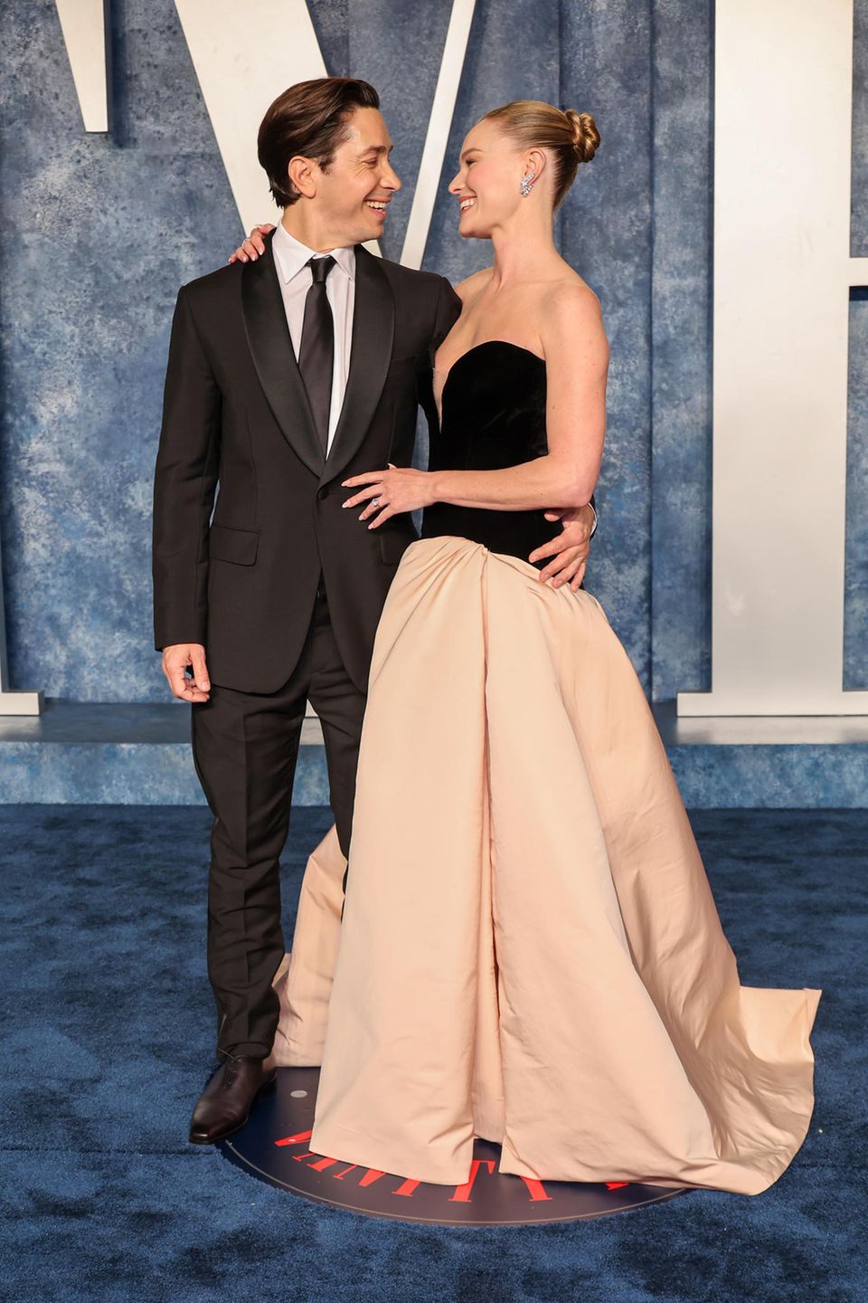 Frisch verlobt und über beide Ohren strahlend zeigen sich Justin Long und Kate Bosworth bei der Party von Vanity Fair.