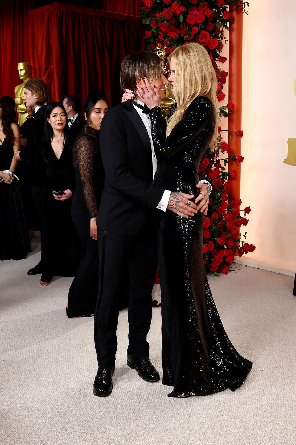 Auch nach über 15 Jahren Ehe können Keith Urban und Nicole Kidman nicht die Finger voneinander lassen und turteln verliebt auf dem Red Carpet der Oscars.