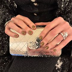 Für die Vanity-Fair-Party entscheidet sich Marion Cotillards für einen schimmernden Goldton auf den Nägeln – passend zur Clutch. Klar, dass sie als Chanel-Botschafterin auch den Nagellack der Marke trägt. 