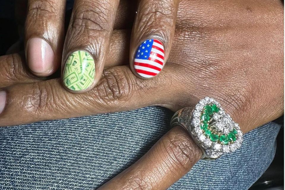 Das überraschendste und romantischste Nageldesign der Oscar-Nacht trägt A$AP Rocky. Für Rihannas erste Oscar-Nominierung trägt er eine Oscar-Statue auf dem kleinen Finger. Für das restliche Design hält er sich an Rapper-Klischees mit Dollar-Design.