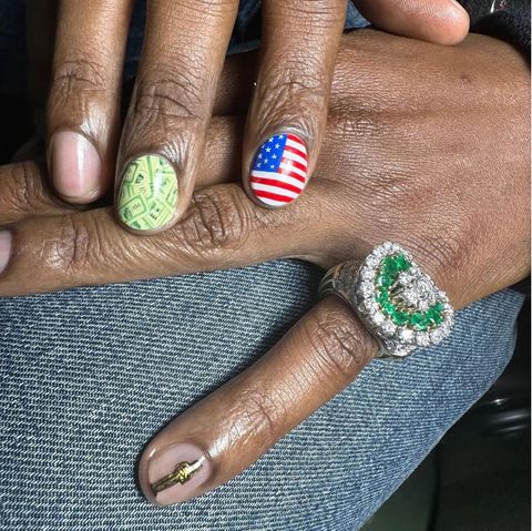 Das überraschendste und romantischste Nageldesign der Oscar-Nacht trägt A$AP Rocky. Für Rihannas erste Oscar-Nominierung trägt er eine Oscar-Statue auf dem kleinen Finger. Für das restliche Design hält er sich an Rapper-Klischees mit Dollar-Design.