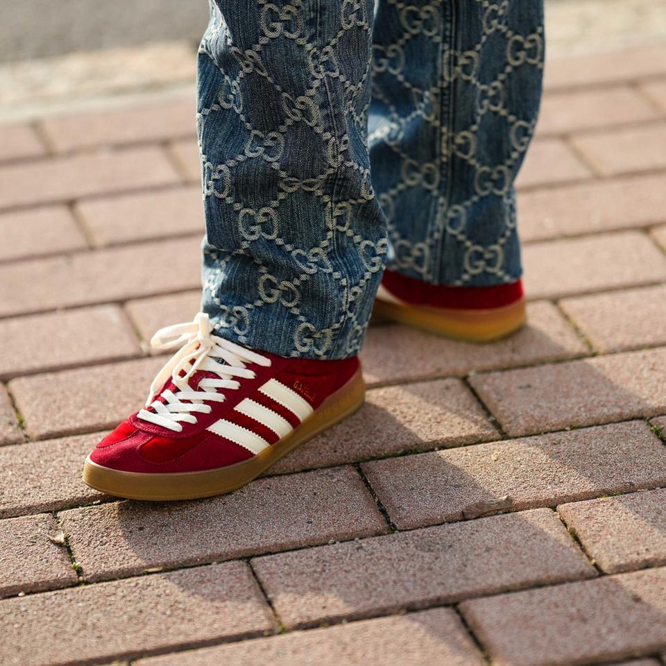 Der perfekte bunte Sneaker: Eine Frau präsentiert ihre roten Schuhe.