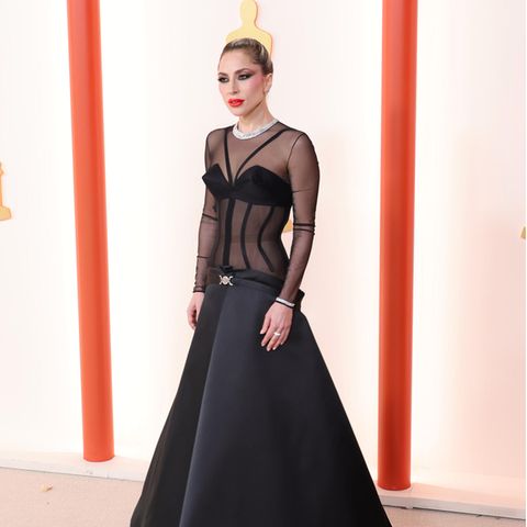Der Oscar-Look von Lada Gaga kam sicherlich einigen Fashionistas merkwürdig vertraut vor. Das spezielle Kleid mit Korsagen-Details und ausladendem Rock sorgte für einen der Fashion-Highlights auf dem roten Teppich. Lady Gaga verstärkte den dramatischen Look mit einem dunklen Augen-Make-up und einem Tiffany & Co. Collier.