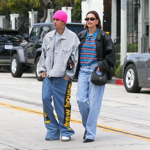 Justin und Hailey Bieber gelten als eines der stylischsten Pärchen weltweit. Während Justin auf einen gemeinsamen Red-Carpet-Auftritt bei der After-Show-Party der Oscars verzichtete und seine Frau alleine posieren ließ, zeigen sie sich nur einen Tag später als stylische Einheit beim Spaziergang durch Los Angeles. Beide entscheiden sich für einen Oversized-Look. Justin trägt eine Tweed-Weste, einen grauen Pullover und eine Baggy Jeans seines eigenen Labels. Hailey entscheidet sich für eine Jeans, ein XXL-Polo-Shirt und schwarze Leder-Accessoires.