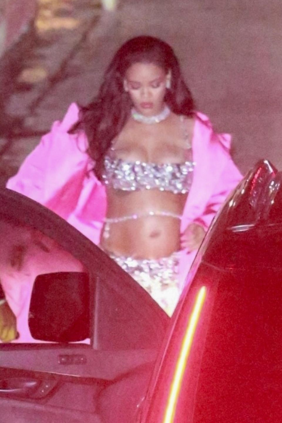 Rihanna setzt ihren Babybauch mit einer Diamantenkette in Szene, die laut Schätzungen etwa 1,6 Millionen Euro wert sein soll. 