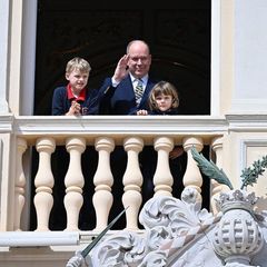 14. März 2023  Am Dienstag feiert Fürst Albert von Monaco seinen 65. Geburtstag. Zusammen mit seinen Kindern steht der Fürst am Balkon des Palastes, während ihm das Carabinieri-Orchester mit musikalischen Glückwünschen gratuliert. 
