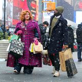 Ob hier der neuste Weihnachtsfilm in der Mache ist? Melissa McCarthy und Paapa Essiedu stehen in New York für "Bernard and the Genie" vor der Kamera. Während der Dreharbeiten wird das mit Einkaufstüten vollgepackte Duo von Schnee überrascht. 